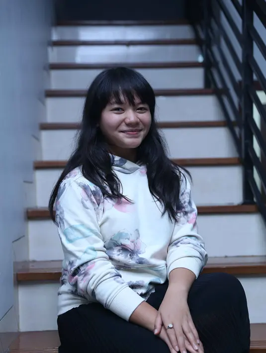 "Kita sih enggak lama, tanggal 9 Juli lalu liburan ke Eropa, kita mau pulang dari Amsterdam, ke Turki cuma transit aja tapi enggak taunya ada kejadian seperti itu," ucap Amel, di kediamannya, Jakarta Selatan, Minggu (17/7/2016). (Nurwahyunan/Bintang.com)