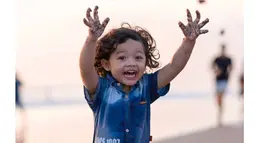 Anak yang kini berusia empat tahun ini terlihat gemas dengan rambut ikal dan senyumnya yang manis. (Liputan6.com/IG/@arsya.hermansyah)