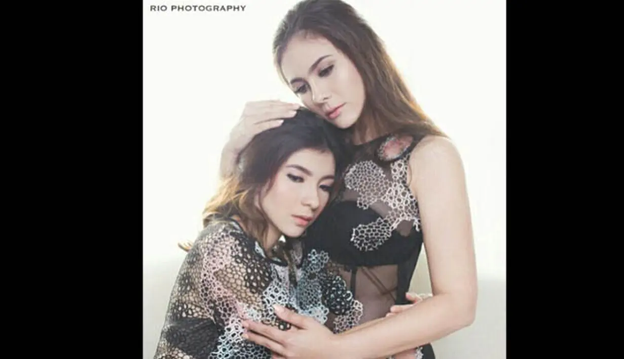 Salah satu foto yang diunggah Wulan Guritno bersama sang anak, Shaloom. Tak sedikit yang menilai mereka seperti adik-kakak. (instagram.com/wulanguritno)
