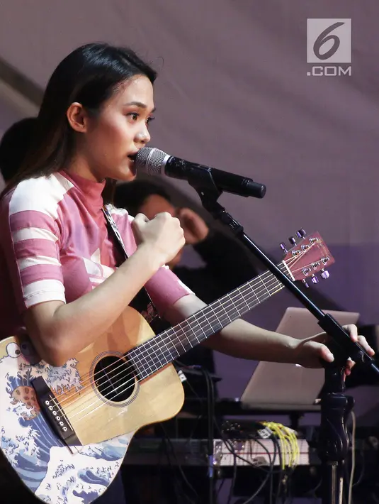 Penyanyi cantik, Sheryl Sheinafia mengibur pengunjung acara Vidio Fair 2.0 di Gandaria City Mall, Jakarta Selatan, Sabtu (3/11). Acara Vidio Fair yang digelar gratis ini mengambil tema One Stop Event You Can Get. (Liputan6.com/Herman Zakharia