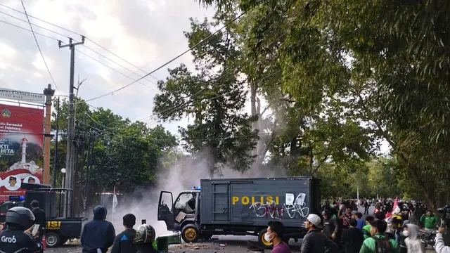 Gelombang demonstrasi yang sejak siang terpusat di depan Polda Bali mulai bergeser ke kawasan DPRD Bali, Niti Mandala Renon, Sabtu sore 30 Agusstus 2025.