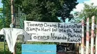 Spanduk bertuliskan penolakan rapid test juga terpampang di beberapa tempat di sekitar Kecamatan Singkil, Manado.