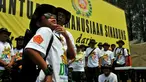 Penyanyi cilik Tegar bersama ratusan pendongeng dan Dharma Pertiwi datang untuk menghibur korban erupsi Gunung Sinabung Minggu (2/3) siang (Liputan6.com/Johan Tallo).