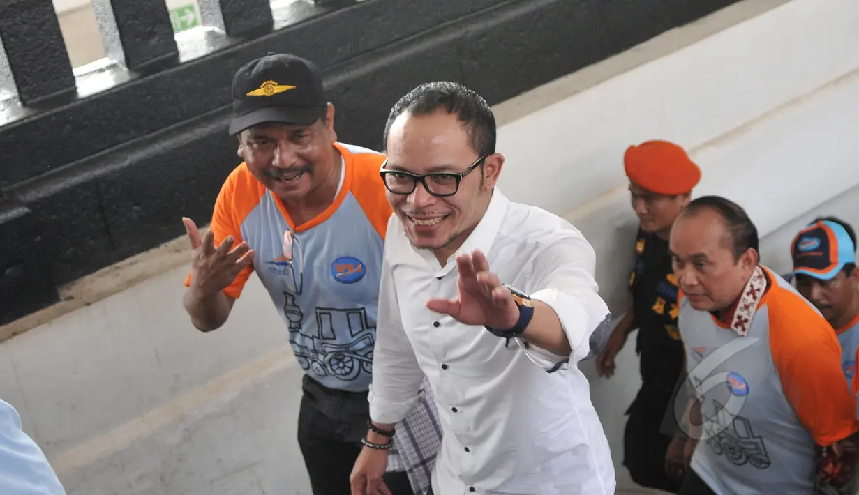 Menaker Hanif Dhakiri bersama Federasi Serikat Pekerja (FSP) Sinergi BUMN saat memperingati Hari Buruh se-Dunia (May Day) dengan mengangkat tema "Bersih-bersih BUMN”,  di Stasiun Pasar Senen, Jakarta, Jumat (1/5/2015).  Liputan6.com/Herman Zakharia)