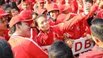 Gubernur DKI Jakarta, Basuki Tjahaja Purnama berfoto selfie bersama atlet DKI Jakarta untuk PON XIX Jawa Barat di Kantor Gubernur, Jakarta, Rabu (7/9/2016). (Bola.com/Nicklas Hanoatubun)