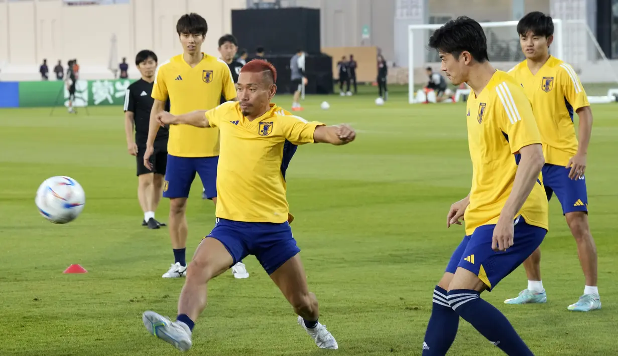 Bek Jepang, Yuto Nagatomo (kiri) dan rekan satu timnya saat mengikuti latihan tim di tempat latihan Al Sadd SC di Doha pada 22 November 2022. Jepang akan bertanding melawan Jerman pada Grup E Piala Dunia 2022 Qatar yang berlangsung pada Rabu (23/11/2022) pukul 23.00 WIB di Khalifa International Stadium, Doha, Qatar. (AP Photo/Eugene Hoshiko)