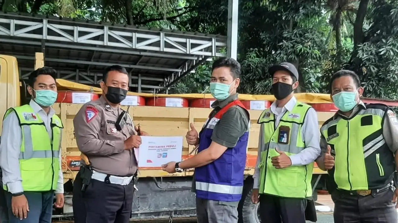 Pertamina Peduli melalui PT Pertamina Patra Niaga Regional Jawa Bagian Barat mengirimkan bantuan Logistik dan Bright Gas yang disalurkan sejak hari pertama tanggap darurat, Bahan Bakar Minyak (BBM) hingga Avtur.
