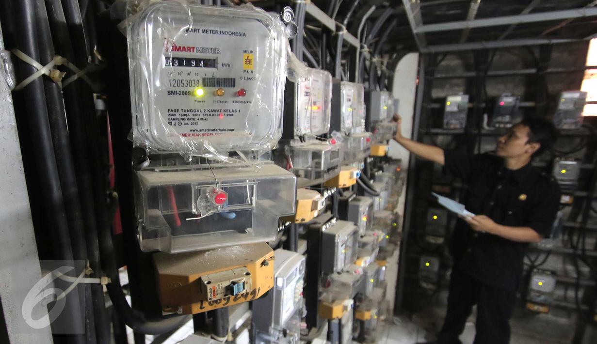 Petugas tengah patroli di dalam ruang panel listrik di Rusun Benhil, Jakarta, Kamis (5/11/2015). Pemerintah akan tetap memberikan subsidi listrik kepada pelanggan 450 Volt Ampere (VA). (Liputan6.com/Angga Yuniar)