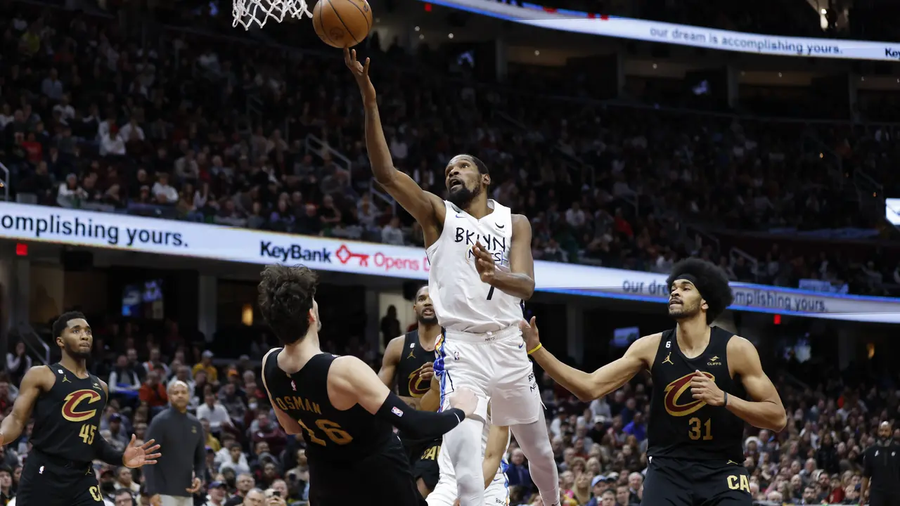 Pemain Nets Kevin Durant mencoba memasukkan bola saat melawan Cavaliers di lanjutan NBA