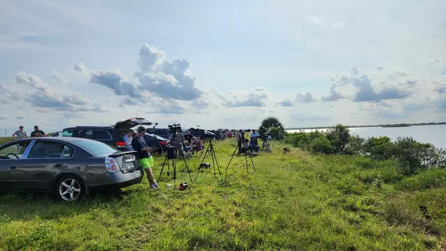 Warga Florida AS ramai-ramai memadati pantai Cape Canaveral untuk mengabadikan peluncuran Satelit Satria-1 milik Indonesia
