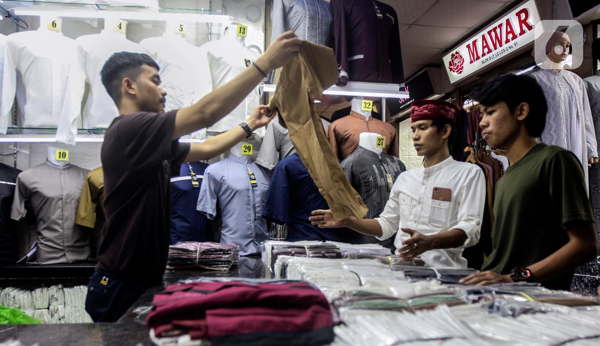 Calon Pembeli memilih baju di Pasar Tanah Abang, Jakarta Pusat, Kamis (23/3/2023). (Liputan6.com/Johan Tallo)