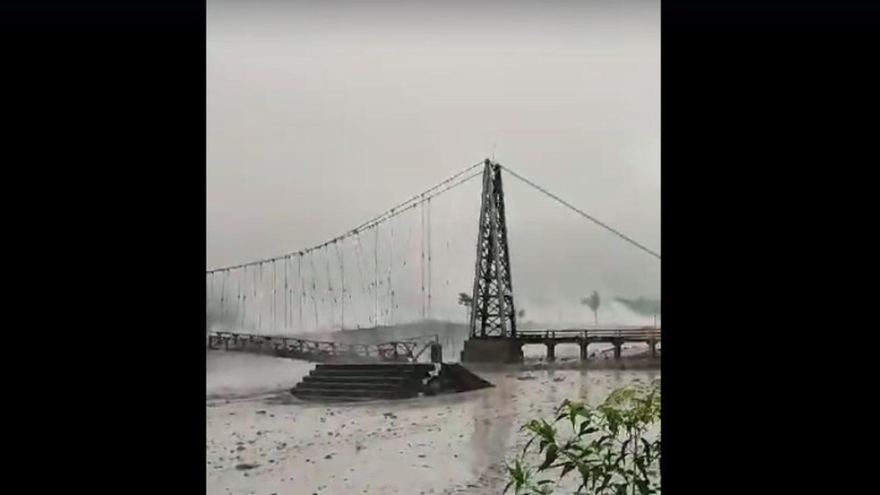 Jembatan gantung Kali Regoyo Lumajang putus diterjang banjir lahar dingin Semeru. (Istimewa)