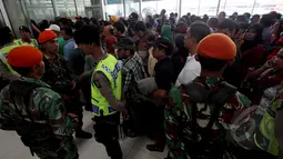 Sejumlah petugas TNI dan Polri tampak berjaga-jaga di sekitar lokasi, Jakarta, Jumat (20/2/2015). Adanya refund akibat penundaan keberangkatan sejumlah rute penerbangan Lion Air sejak Rabu (18/2/2015). (Liputan6.com/Faisal R Syam)