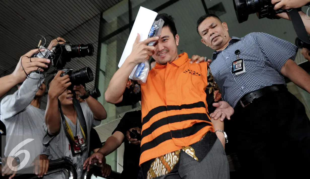 Pengusaha dari PT MTI, Hardi Stevanus keluar dari KPK usai menjalani pemeriksaan, Jakarta, Kamis (15/2). Hardi dan rekannya menjadi tersangka usai menyuap Deputi Bakamla sebanyak Rp. 2 Miliar. (Liputan6.com/Helmi Afandi)