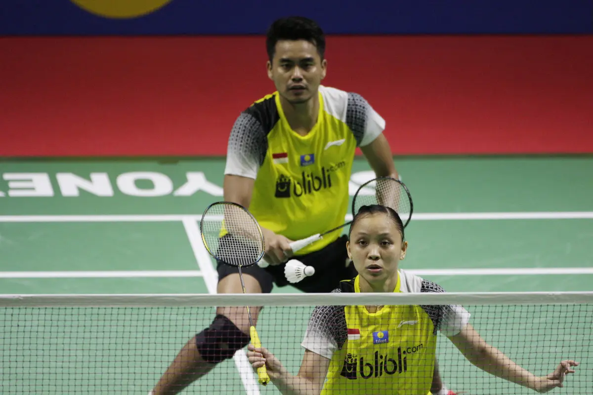 Pasangan ganda campuran Indonesia, Tontowi Ahmad / Winny Oktavina Kandow, kalah dari ganda Malaysia pada Indonesia Open. (Bola.com/Vitalis Yogi Trisna)