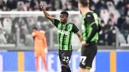 Sassuolo menyamakan skor 1-1 pada menit ke-24. Gol dicetak oleh Hamed Junior Traore usai kerja sama satu dua dengan Gianluca Scamacca dan diakhiri dengan tendangan ke pojok atas gawang Juventus yang tidak mampu dijangkau kiper Mattia Perin. (LaPresse via AP/Fabio Ferrari)