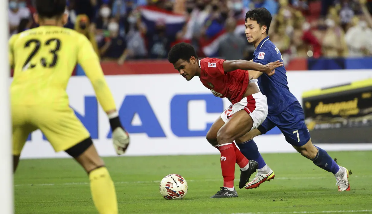 Ramai Rumakiek. Wonderkid Timnas Indonesia milik Persipura Jayapura berusia 19 tahun ini tampil memikat selama berlangsungnya Piala AFF 2020 lalu. Tampil 7 kali, ia berhasil menyumbang 1 gol dan mampu menjadi motor serangan dengan kelincahan dan kecepatannya berlari. (AP/Suhaimi Abdullah)