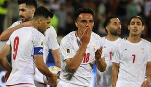 Gelandang Iran #18 Amirhossein Hosseinzadeh merayakan gol ketiga timnya selama pertandingan kualifikasi zona Asia Piala Dunia 2026 Grup A antara Iran dan Korea Utara di Kompleks Olahraga Azadi di Teheran pada 10 Juni 2025. (ATTA KENARE/AFP)
