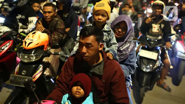 Ekspresi Anak-anak Pemudik Bermotor di Pelabuhan Ciwandan Banten