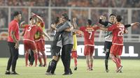 Pelatih Persija Jakarta, Stefano Cugurra Teco, bersama Andritany Ardhiyasa merayakan kemenangan atas Bali United pada final Piala Presiden di SUGBK, Jakarta, Sabtu (17/2/2018). Persija menang 3-0 atas Bali United. (Bola.com/M Iqbal Ichsan)