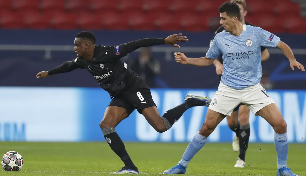 Gelandang Borusia Monchengladbach, Denis Zakaria bersaing memperebutkan bola dengan gelandang Manchester City, Rodrigo pada leg pertama 16 besar Liga Champions di Puskas Arena, Kamis (25/2/2021) dini hari WIB. Manchester City tekuk tuan rumah Borusia Monchengladbach 2-0. (AP Photo/Laszlo Balogh)