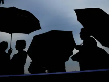 Sejumlah aktivis Jaringan Solidaritas Korban untuk Keadilan menggelar aksi Kamisan di depan Istana Merdeka, Jakarta, Kamis (29/12). Dalam aksinya mereka menuntut pemerintah untuk menyelesaikan berbagai kasus HAM. (Liputan6.com/Gempur M Surya)