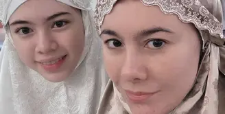 Wulan Guritno tampil mengenakan mukena shining coklat bermotif dengan wajah barefacenya. Tampak sang putri tercinta mendampinginya. [@wulanguritno]
