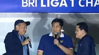 CEO PT Persib Bandung Bermartabat, Glenn Sugita, bersama Menteri Perumahan dan Kawasan Pemukiman, Maruarar Sirait, dan Ketua Umum PSSI, Erick Thohir, saat pertandingan Persib Bandung kontra Persis Solo pada laga pekan terakhir BRI Liga 1 2024/2025, Sabtu (24/5/2025). (Bola.com/Erwin Snaz)