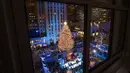 Pohon Natal Rockefeller Center dinyalakan saat upacara tahunan ke-86 di New York, Amerika Serikat, Rabu (28/11). Jutaan orang diduga akan mengunjungi pohon Natal Rockefeller Center. (AP Photo/Mary Altaffer)