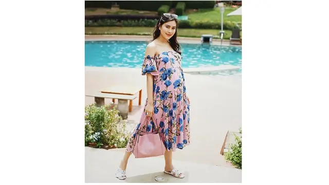 Syahnaz terlihat cantik saat mengenakan busana bernuansa pink dengan motif floral.