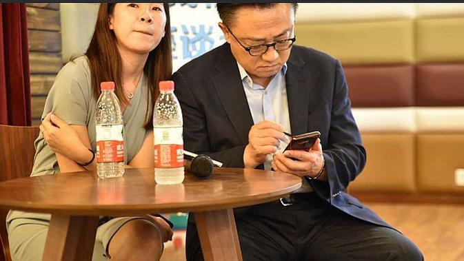 CEO divisi mobile Samsung, DJ Koh, diyakini sedang mengggunakan Galaxy Note 9 (Foto: screenshot via Sam Mobile)