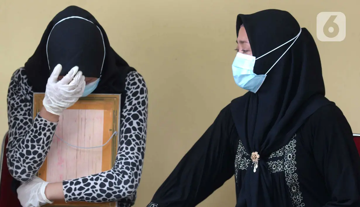 Tangis keluarga korban kecelakaan Sriwijaya Air SJ 182 saat serah terima jenazah di RS Polri, Jakarta, Kamis (14/1/2021). Jenazah atas nama Okky Bisma menjadi korban kecelakaan Sriwijaya Air SJ 182 pertama yang berhasil teridentifikasi oleh tim DVI. (merdeka.com/Imam Buhori)