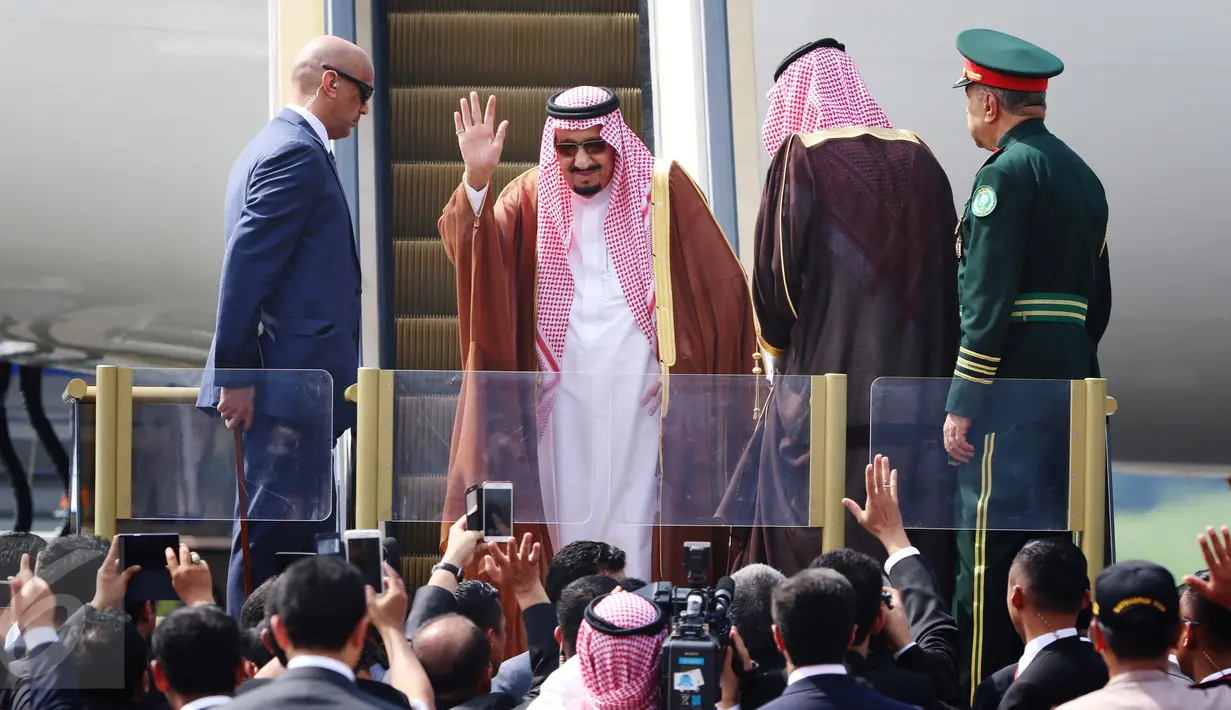 Raja Arab Saudi Salman bin Abdulaziz al Saud bersiap bertolak ke Brunei di Bandara Halim Perdanakusuma, Jakarta, Sabtu (4/3). Raja Salman akan mengunjungi Brunei selama setengah hari untuk kunjungan kenegaraan. (Liputan6.com/Angga Yuniar)