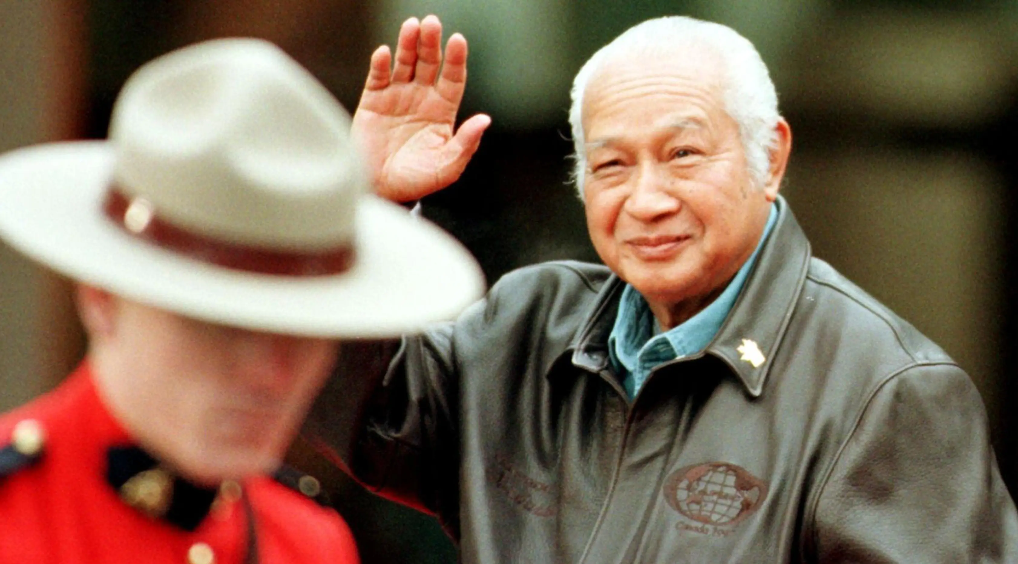 Almarhum Presiden RI ke-2 Soeharto tiba untuk menghadiri pertemuan puncak Kerjasama Ekonomi Asia Pasifik (APEC) di Museum Antropologi dari Universitas British Columbia, Vancouver,Kanada (25/10/1997).  (AFP PHOTO/John GIBSON)