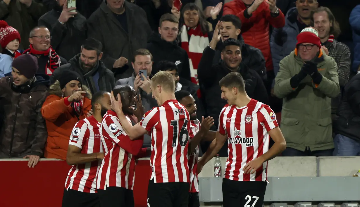 <p>Penyerang Brentford, Yoane Wissa berselebrasi dengan rekan setimnya usai mencetak gol ke gawang Liverpool pada pertandingan lanjutan Liga Inggris di di Gtech Community Stadium di London, Selasa (3/1/2023). Brentford menang atas Liverpool dengan skor 3-1. (AP Photo/Ian Walton)</p>