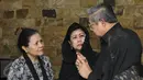 Presiden RI ke 6, Susilo Bambang Yudhoyono dan istri berbincang dengan keluarga Mike Mohede di Tangerang Selatan, Banten, Senin (01/08).Sebelumnya Mike Mohede pernah mengisi acara ulang tahun SBY. (Liputan6.com/ Herman Zakharia)