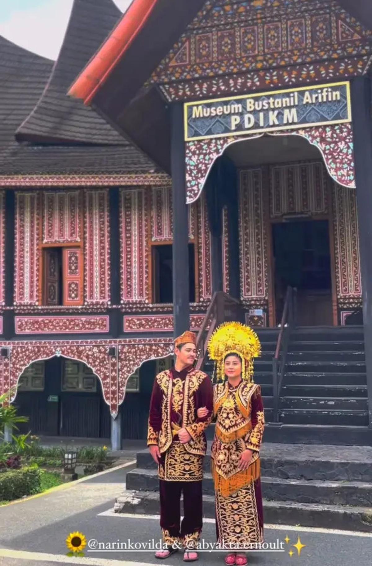 8 Potret Awkarin Ajak Pacar ke Padang, Bak Prewed Pakai Baju Adat