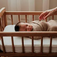 Fenomena bayi yang mudah tersentak saat dipindahkan sangat sering terjadi dan sering kali membuat orangtua merasa frustrasi. Perubahan posisi yang terlalu cepat atau permukaan kasur yang terasa dingin dapat membuat bayi kaget sehingga tidur kembali menjadi tugas yang harus diulang dari awal. (foto/dok: freepik)