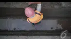 Pekerja sedang menyelesaikan pembuatan saluran sdpu tata air di jalan Agus Salim, Jakarta, Senin (11/8/2014) (Liputan6.com/Faizal Fanani)