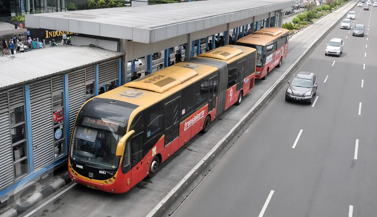 Bus Transjakarta menaikan penumpang di halte Tosari, Jakarta, Jumat (30/12). Koridor 1 (Blok M-Kota) dan Koridor 5 (Kampung Melayu-Ancol) akan menjadi fokus pelayanan pada malam tahun baru. (Liputan6.com/Yoppy Renato)