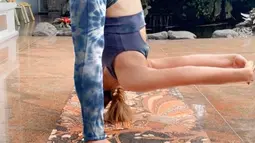 Tak hanya itu, setiap kali wanita 43 tahun melakukan Yoga, ia sering memamerkan gerakan yang cukup ekstrim. Kali ini tubuhnya bak karet yang lentur. (Liputan6.com/IG/@inul.d).