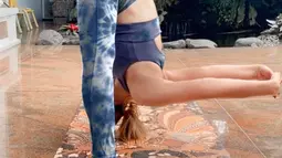 Tak hanya itu, setiap kali wanita 43 tahun melakukan Yoga, ia sering memamerkan gerakan yang cukup ekstrim. Kali ini tubuhnya bak karet yang lentur. (Liputan6.com/IG/@inul.d).