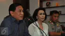 Ketua Panitia Seleksi Komjen Purn Imam Sudjarwo (kiri) memberikan keterangan pers di Kantor Kompolnas, Jakarta, Senin (15/2). ‎ Pansel Kompolnas mengumumkan memperpanjang pendaftaran calon anggota Kompolnas periode 2016-2020. (Liputan6.com/Faisal R Syam)