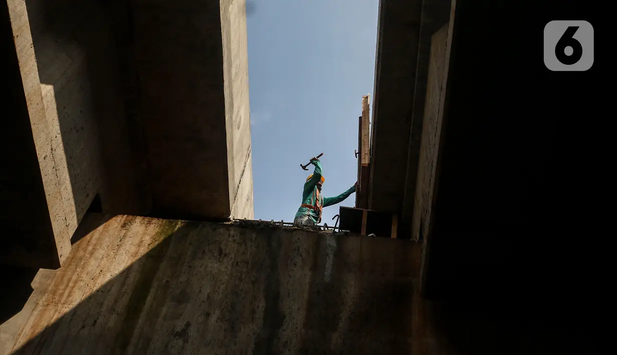 Pekerja menyelesaikan proyek pembangunan jalan tol Cinere-Jagorawi (Cijago) Seksi III di Kawasan Depok, Jakarta, Jumat (29/7/2022). Proyek strategis Nasional (PSN) Jalan Tol Cijago Seksi III ini merupakan tahapan terakhir yang menghubungkan kawasan Kukusan - Simpang Krukut yang tersambung dengan Jalan Tol Depok - Antasari (Desari) dan Simpang Krukut - cinere yang tersambung dengan Tol Serpong - Cinere dan ditargetkan selesai pada Oktober 2022 mendatang. (Liputan6.com/Johan Tallo)