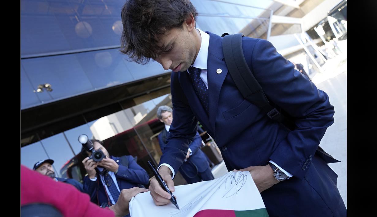 Lantas ada juga pemain Atletico Madrid, Joao Felix yang membubuhkan tanda tangan pada jersey Timnas Portugal yang dibawanya. (AP Photo/Armando Franca)