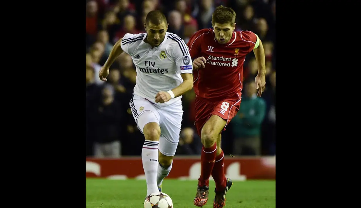 Karim Benzema (kiri) menjauhi kejaran Kapten Tim Liverpool, Steven Gerrard pada laga Liga Champions Grup B di Stadion Anfield, (23/10/2014). (AFP PHOTO/Pierre-Philippe Marcou)