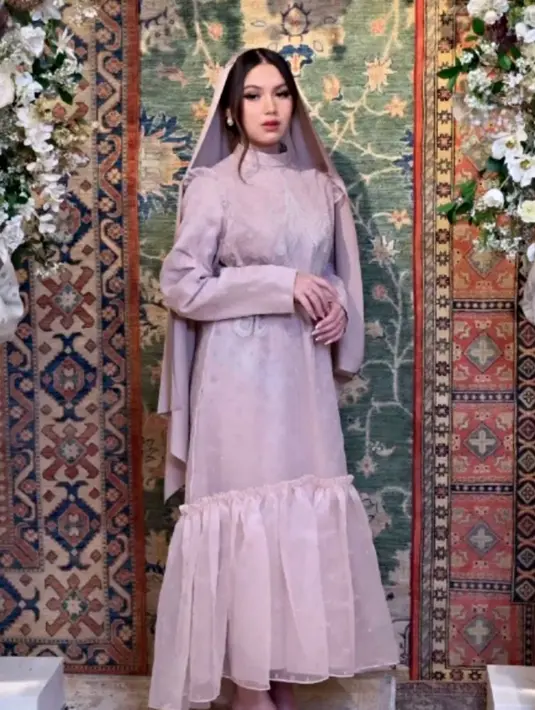 Pakai busana bertema Ramadhan, sosok Saskia Chadwick memang terlihat berbeda dari biasanya. Banyak netizen pun kagum dengan penampilannya yang semakin terlihat anggun dengan busana yang tertutup sambil memakai penutup rambut di kepala. (Liputan6.com/IG/@saskiachadwick_)