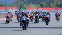 Pembalap Yamaha Racing Indonesia, Wahyu Nugroho memacu motornya saat Race 2 AP250 Asia Road Racing Championship (ARRC) Mandalika 2025 di Sirkuit Internasional Pertamina Mandalika, Lombok, NTB, Minggu (31/08/2025). (Bola.com/Bagaskara Lazuardi)