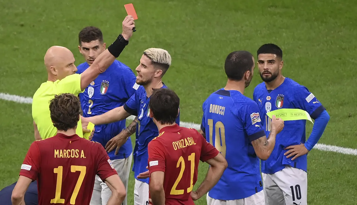Petaka Italia datang pada menit ke-42. Leonardo Bonucci (kanan kedua) harus meninggalkan lapangan setelah diganjar kartu kuning kedua akibat melakukan pelanggaran keras terhadap Sergio Busquets. (AP/Pool/Marco Bertorello)
