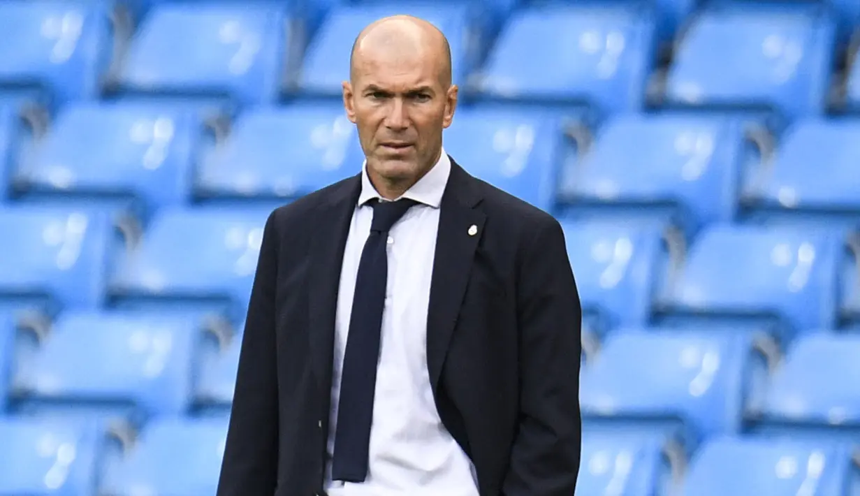 Zinedine Zidane saat ini sedang tidak menangani klub manapun setelah mengundurkan diri dari Real Madrid, akibat kurangnya kepercayaan dari manajemen. Padahal, Zidane sukses mempersembahkan 3 gelar Liga Champions secara berurutan dan 1 gelar Liga Spanyol untuk Los Blancos. (AFP/Pool/Peter Powell)